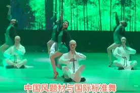 武汉一高校毕业晚会舞蹈燃爆全场 现场视频网络走红 #毕业晚会  #超燃视频封面