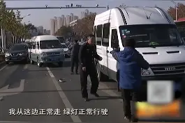 突然变道撞碎后视镜，碎片划伤停着的车@抖音短视频视频封面