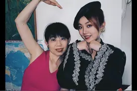 当妈妈惊险刺激地穿上了我的衣服～#我和妈妈互换衣服 #妈妈年轻的时候 #内外视频封面