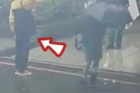 这个雨中的敬礼太暖了！一名过路的学生，向助人的武警战士致敬。（来源：湖南武警）视频封面