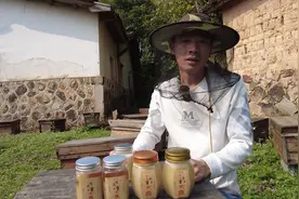 你吃的蜂蜜会结晶吗？#深山土蜂蜜  #纯天然蜂蜜视频封面