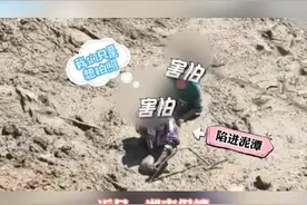 两名少女在河边自拍，入泥沼变“泥人”视频封面