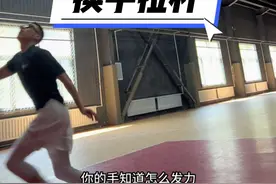 左手换到右手的换手上篮，即解决了你不会左手的问题 又让你躲掉了防守人。#篮球 #拉杆 #拉杆上篮视频封面
