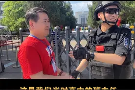 特警队员在高考执勤点被以前班主任一眼认出，老师：当初我护佑你们参加高考，如今你们护佑广大考生高考！视频封面