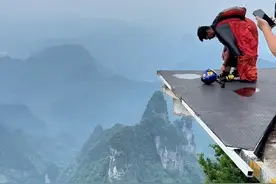 天门山翼装飞人一镜到底#张树鹏翼装飞行穿越天门洞 #跟着抖音去旅行 #张家界永定文旅推荐官视频封面