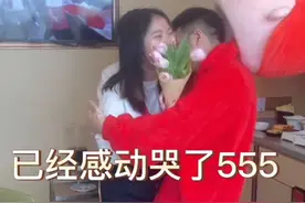 浙江，4月2日。爸爸打扮成玩偶，给女儿惊喜。网友：设想了无数个扮演玩偶的，但是唯独没想过会是爸爸#爸爸的爱 #幸福的味道 #记录幸福时刻 #隔着屏幕都感受到了激动 #每一个幸福瞬间都值得被记录视频封面