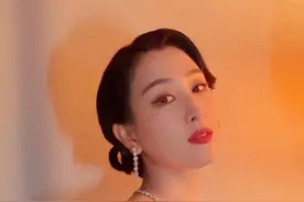 #星引力计划 #御姐 #过了20岁总要带点风情万种 #又美又飒 春意款款，岁月缓缓✨愿我爱的人们，被温柔以待！❤#东北女孩视频封面