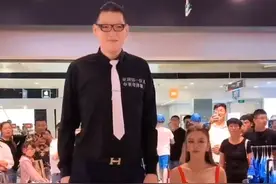 2米38小伙娶1米55女孩，最萌身高差震撼网友#婚姻 #身高 #身高差 #夫妻#夫妻日常视频封面