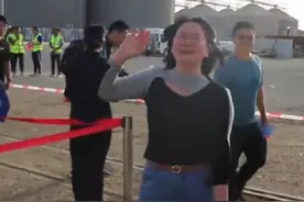 “看到中国人民解放军，我哭了！”登上祖国军舰，一名在苏丹中国同胞泪流满面。视频封面