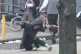 实拍美国“丧尸街”：人们姿势怪异，冒死近距离拍到脸，目光凶悍