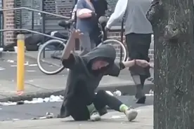 实拍美国“丧尸街”：人们姿势怪异，冒死近距离拍到脸，目光凶悍