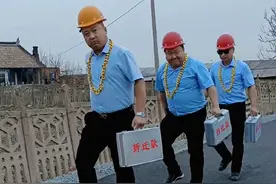 全村最霸气横着走的三个男人！你们敢想吗？😂#张嘉译走路 #六亲不认的步伐 #霸气出场走路带风 视频封面