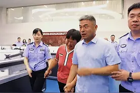 山东聊城，认亲现场“老郭 新振回来了 ”#电影失孤原型郭刚堂儿子已找到 一家人紧紧相拥在一起视频封面