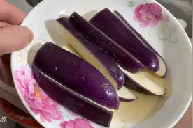 茄子处理方法做对比 最简单的做法 却能炒出漂亮的颜色