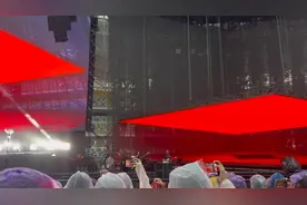 李荣浩的出场太帅了！一场演唱会换了六七个乐器视频封面
