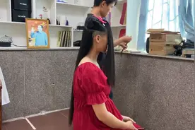 漂亮女孩剃长发，为爱剪发视频封面