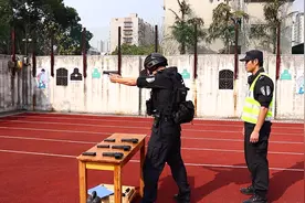 ​围观！看柳州特警大考核考了些啥？驾驶射击武装长跑样样齐全！视频封面