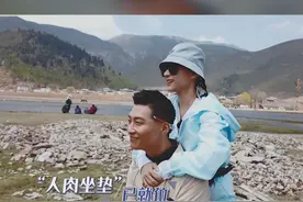 #追星星的人 窦骁、何超莲情侣式拍照，两人的相处模式真的好像小孩子，羡煞旁人视频封面