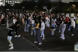 谁说广场舞是大妈的专利？近日，湖南益阳一高校学生们在学校篮球场，集体跳广场舞，网友：提前体验退休的快乐视频封面