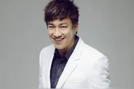 #何润东携带妻子出席颁奖活动， 虽然妻子是理货员但气质不输于明星视频封面