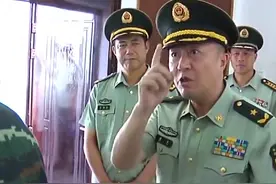 先敌开火为王！武警参谋长教战士如何射击，火力压制才是第一位！#军事训练 #实弹射击 #靶场射击视频封面