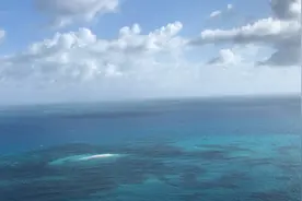 世界上最大的海洋珊瑚生态系统…澳大利亚昆士兰州外的…大堡礁。视频封面