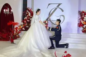 人民警察的婚礼💒 穿上警服，守护千万家， 换上礼服视频封面