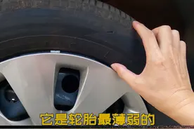 轮胎胎壁刮破了，还能再开吗？喵哥教你一招轻松判断#汽车知识 #汽车保养知识 #换胎 视频封面