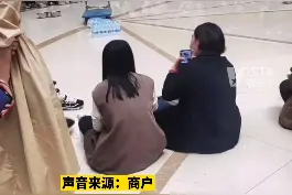 4月25日，无锡某 #商城上涨百分之50房租遭到商家集体敲盆抗议，网友：领导的头指定嗡嗡的吧。视频封面