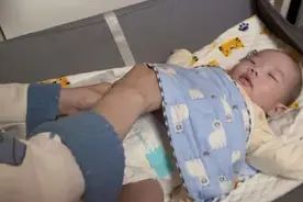 记录笨妈妈第一次独立给宝贝换尿裤😂#这就是我的床搭子视频封面