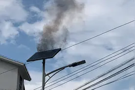 力洪桥头太阳能路灯起火