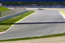 #F1 本周来到西班牙加泰罗尼亚，带大家重温一下2016年西班牙大奖赛梅奔名场面。 当时也是红牛新秀#维斯塔潘 替代科维亚特来到大红牛的首秀，完成了首秀就夺冠的壮举，也是F1最年轻的分站冠军。#罗斯博格 #汉密尔顿  #汽车人共创计划视频封面