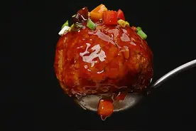 很多人做狮子头，不是又老又柴，就是一夺就散！学会这个方法，全家都夸你是大厨！#四川红烧狮子头 视频封面