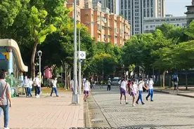 台灣高中生，學校是沒有住宿的，他們是怎麼去上學的呢？！视频封面
