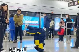 7岁萌娃地铁站跳舞，心中有梦想哪里都是舞台。#少年强则国强 #小舞者视频封面