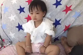 每天就是看佩奇  然后脱鞋脱袜子 在沙发上翻来翻去视频封面