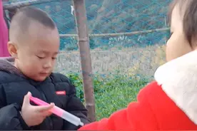 看到现在的小孩年幼无知，想起儿时的自己，伤感…视频封面