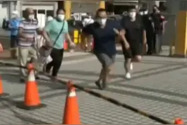 台湾开放新冠疫苗残剂试打，不少民众熬夜排队，早上百米冲刺赛跑一样抢夺名额。有民众表示：“我们像狗一样打疫苗”。视频封面
