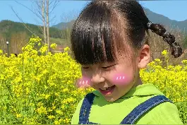 春天很美好，童年很美好，带孩子去亲近大自然吧 #油菜花#亲子  #创意美术#儿童创意绘画@抖音短视频视频封面