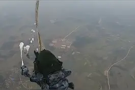 天上掉下一群兵哥哥！你接住了吗~#人民英雄版你从天上降落视频封面