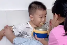 6岁姐姐给调皮弟弟喂饭，双脚踩住弟弟两个臂膀，弟弟乖乖吃饭。网友：姐姐管弟弟，还真有一套。 #陪伴成长的每个瞬间 #姐弟情 #温馨时刻 视频封面