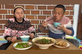 东北农村生活，翠花做葱烧茄子，大葱居然是生的，超级下饭