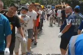 7月26日，河南郑州。小区因暴雨停电7天#业主自发帮忙扛电缆抢修 ，5小时后成功恢复供电。视频封面