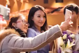 她毕业后销售员改行做了程序员，接着从人事专员又转了做采购员视频封面
