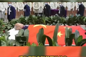 袁隆平遗体送别仪式现场庄严肃穆，哀乐低回，遗体安卧在鲜花翠柏丛中，身上覆盖着鲜红的国旗。袁老，一路走好！视频封面