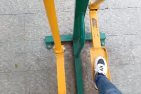 手没扶好，差点就摔了