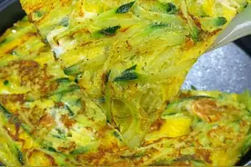 #减脂期 做的最多的早餐鸡蛋饼，一根黄瓜俩鸡蛋就搞定#减脂餐 #做法简单又营养视频封面