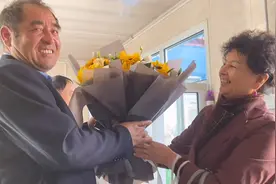 新疆大叔过生日，姑姑又送鲜花又买蛋糕，老爸高兴的合不拢嘴视频封面