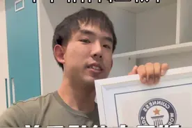 世界纪录保持者教你30s解锁单手引体向上，如果点赞过2000，出一期单引常见问题以及解决方法视频#单手引体向上世界纪录 #单手引体教学 #引体向上视频封面