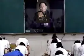 河南高一学生在教室向袁老鞠躬默哀。袁老，您在天堂好好休息，我们永远不会忘记您！ @小赵老师呀✨视频封面